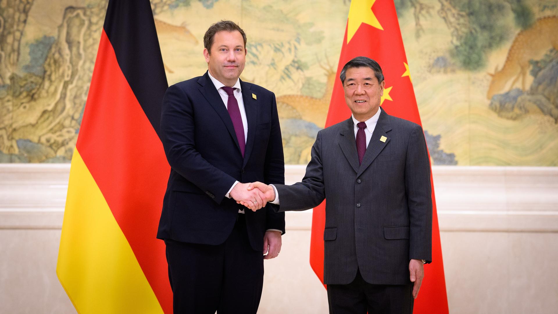 Lars Klingbeil (l, SPD), Bundesminister der Finanzen, und He Lifeng, Vize-Premierminister von China für Wirtschaft und Finanzen, schütteln sich die Hand. 