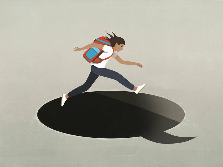 Schülerin springt über ein Loch in Form einer Sprechblase