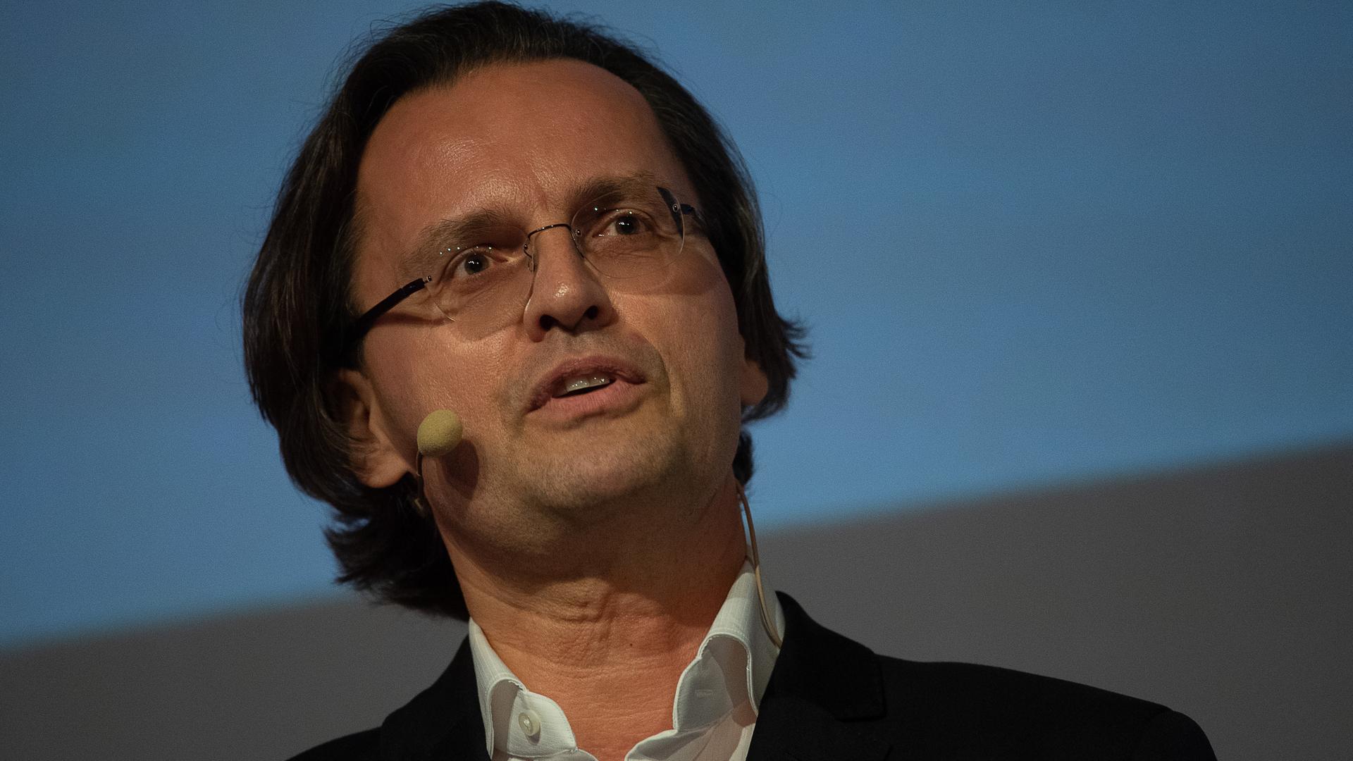 Bernhard Pörksen, Professor für Medienwissenschaft an der Universität Tübingen, spricht während des medienpolitischen Kongresses "source" der baden-württembergischen Landesregierung. Bernhard Pörksen, Professor für Medienwissenschaft an der Universität Tübingen, spricht während des medienpolitischen Kongresses "source" der baden-württembergischen Landesregierung.
