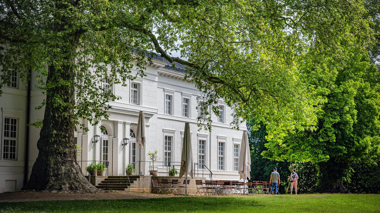 Blick auf die Hauptgebäude von Schloss Neuhardenberg im Bundesland Brandenburg