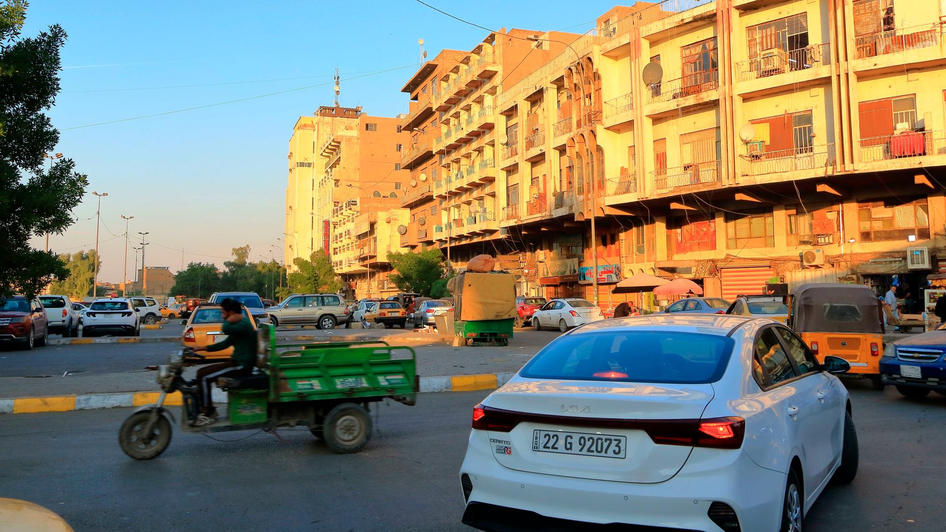 Bagdad, Irak – 15. November 2024: Alltag mit Autos auf den Straßen, in der Nähe der Rashid-Straße und des Al-Maidan-Platzes