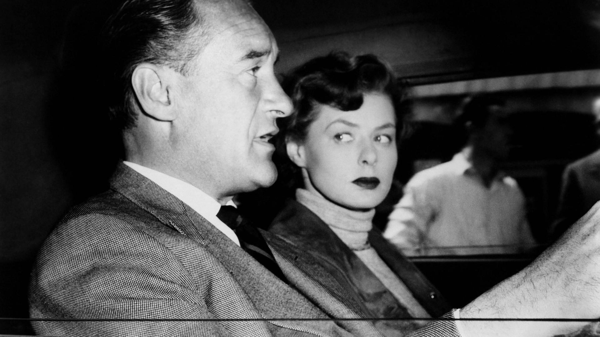 Die Schauspieler George Sanders und Ingrid Bergman sitzen im Auto im Film "Journey to Italy" 1954.