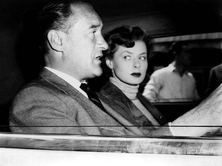 Die Schauspieler George Sanders und Ingrid Bergman sitzen im Auto im Film "Journey to Italy" 1954.