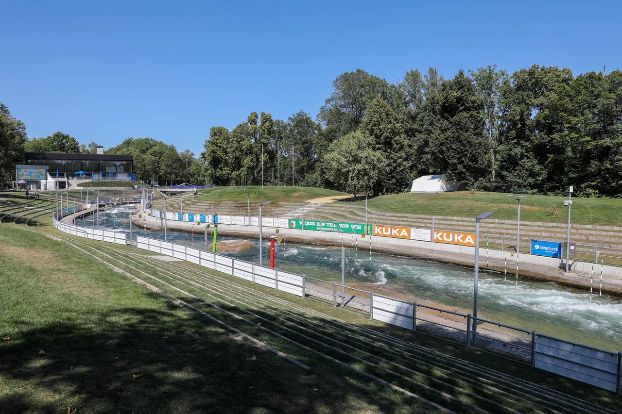 Die Kanuslalom-Strecke in Augsburg führt wenig Wasser. Zu sehen sind Tribüne und Hindernisse für die Weltmeisterschaft. Die Kanuslalom-Strecke in Augsburg führt wenig Wasser. Zu sehen sind Tribüne und Hindernisse für die Weltmeisterschaft.