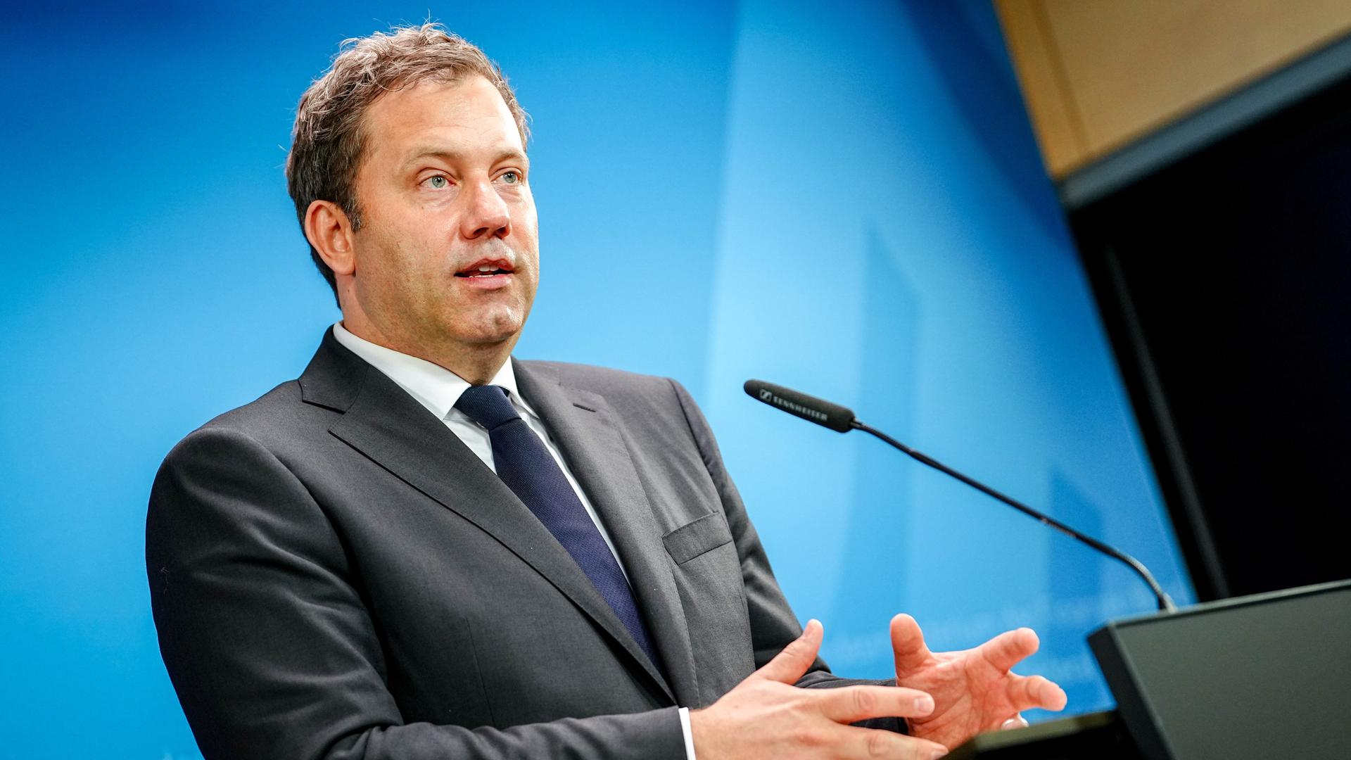 Lars Klingbeil (SPD), Bundesminister der Finanzen, spricht in ein Mikrofon und gestikuliert. Lars Klingbeil (SPD), Bundesminister der Finanzen, spricht in ein Mikrofon und gestikuliert.