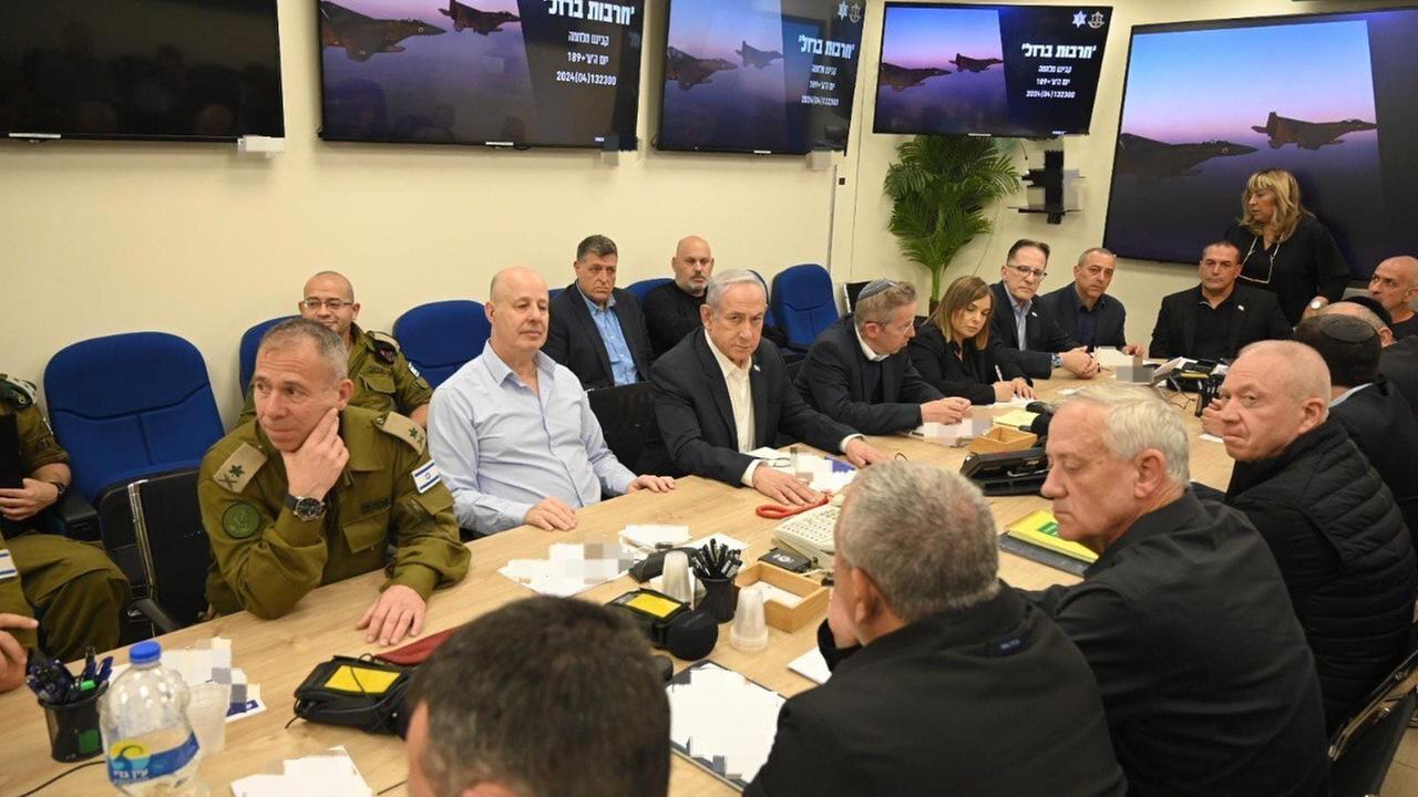 Das israelische Kriegskabinett sitzt mit mehreren Personen um einen Tisch, in der Mitte sitzt Israels Ministerpräsident Netanjahu. 