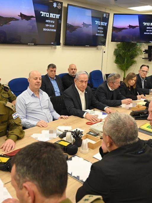 Das israelische Kriegskabinett sitzt mit mehreren Personen um einen Tisch, in der Mitte sitzt Israels Ministerpräsident Netanjahu. 