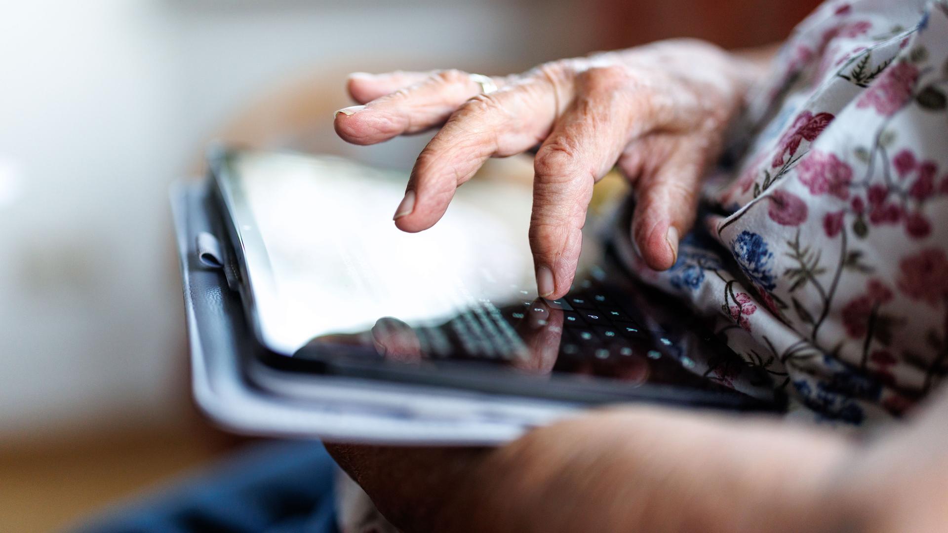 Eine 95-jährige Dame bedient ihr Tablet und schreibt eine Nachricht in einem Messenger. Eine 95-jährige Dame bedient ihr Tablet und schreibt eine Nachricht in einem Messenger.