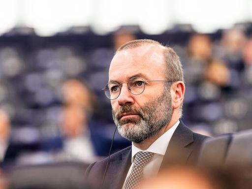 Manfred Weber (CSU), Fraktionsvorsitzender der EVP, sitzt im Gebäude des Europäischen Parlaments. Das EU-Parlament debattiert über den Angriff auf Israel und die Vorbereitung auf den EU-Gipfel Ende Oktober.