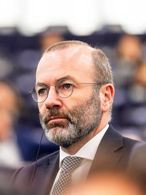 Manfred Weber (CSU), Fraktionsvorsitzender der EVP, sitzt im Gebäude des Europäischen Parlaments. Das EU-Parlament debattiert über den Angriff auf Israel und die Vorbereitung auf den EU-Gipfel Ende Oktober.