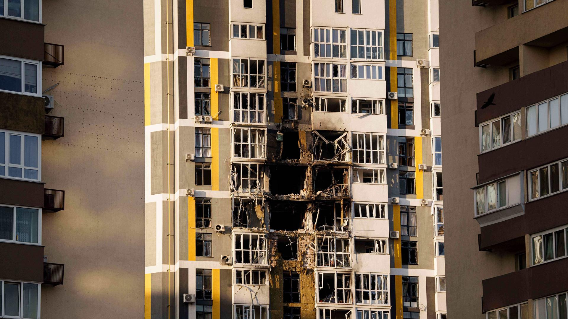 Ein großes Loch klafft nach einem russischen Angriff in einem Hochhaus in der Nähe von Kiew.