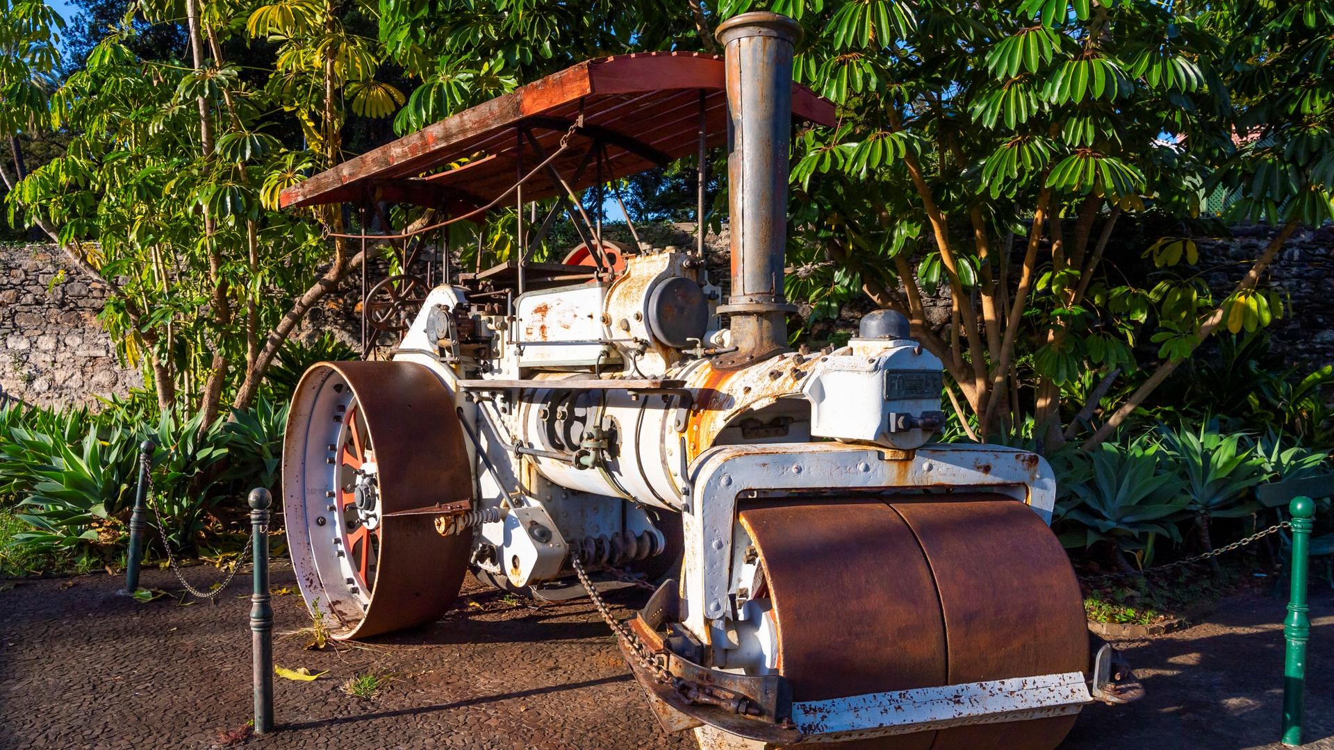 historische Dampfwalze der Firma Fowler, um 1920, Funchal, Insel Madeira, Portugal