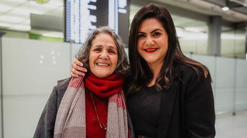 Dieses von der Menschenrechtsorganisation HAWAR.help zur Verfügung gestellte Foto zeigt die deutsch-iranische Menschenrechtsaktivistin Nahid Taghavi (links) mit ihrer Tochter Mariam Claren am Flughafen Köln-Bonn. 