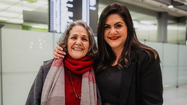 Das Foto zeigt die Menschen-Rechts-Aktivistin Nahid Taghavi (links im Bild) mit ihrer Tochter am Flughafen Köln-Bonn. 