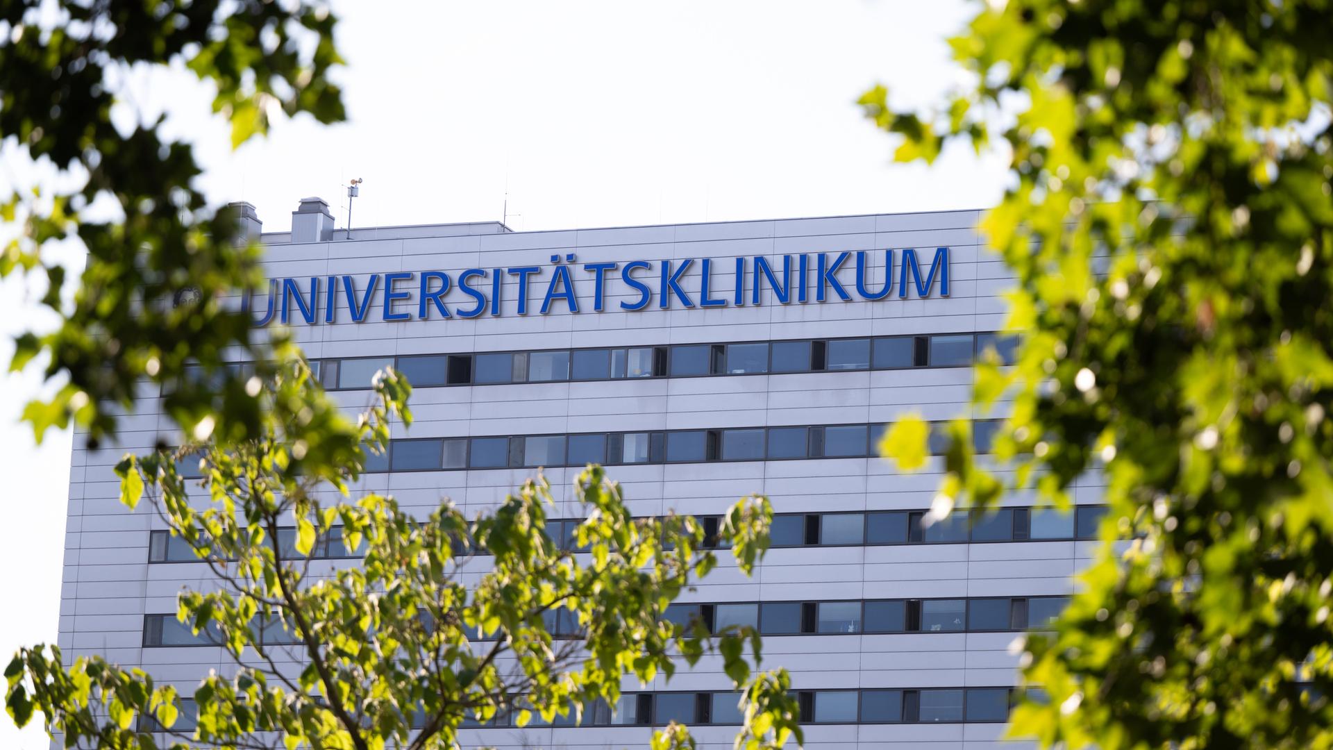 Der Schriftzug Universitätsklinikum ist am Hauptportal der Klinik angebracht. 