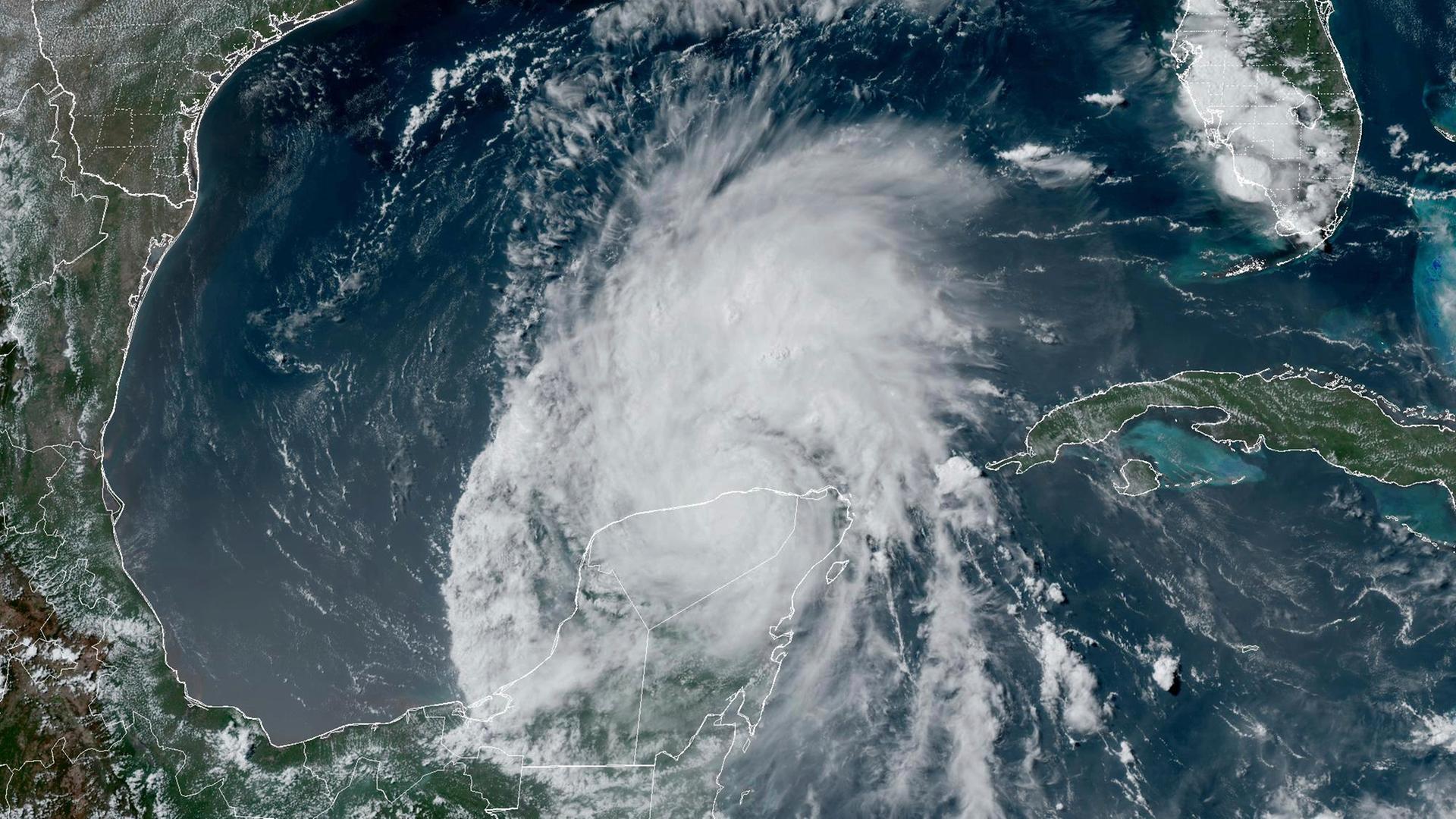 Der riesige Hurrikan ist als weiße Wolkenspirale zu sehen. Die Küsten der USA und Mexikos sind weiß liniert.