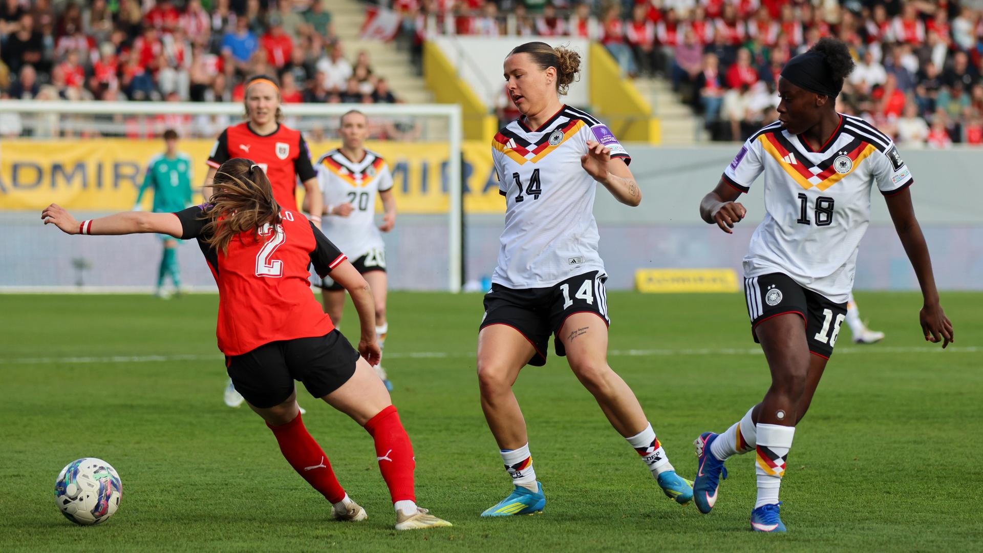 Im Bild: v.li. Chiara DAngelo (Österreich), Larissa Mühlhaus / Muehlhaus (Deutschland) und Nicole Anyomi (Deutschland)