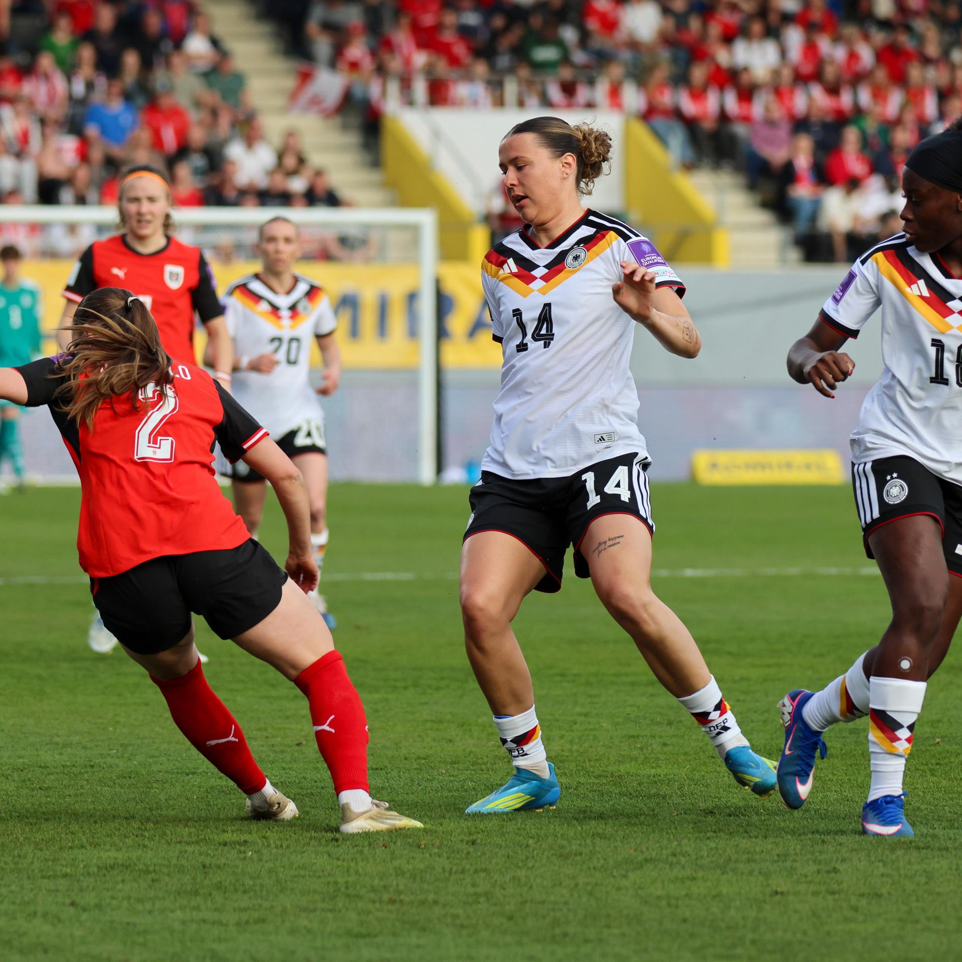 Im Bild: v.li. Chiara DAngelo (Österreich), Larissa Mühlhaus / Muehlhaus (Deutschland) und Nicole Anyomi (Deutschland)