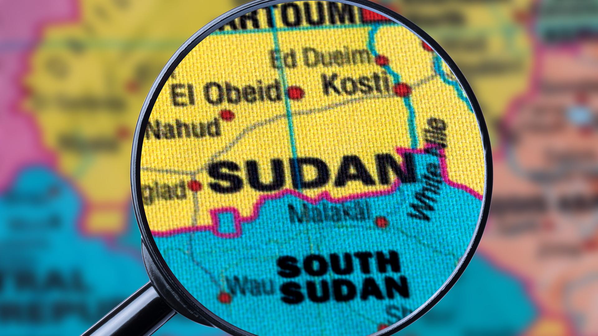 Lupe auf Landkarte über Grenzregion zwischen Sudan und Südsudan