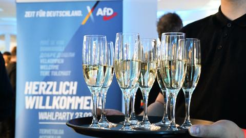 Helfer reichen Sekt bei einer Wahlparty der AfD.
