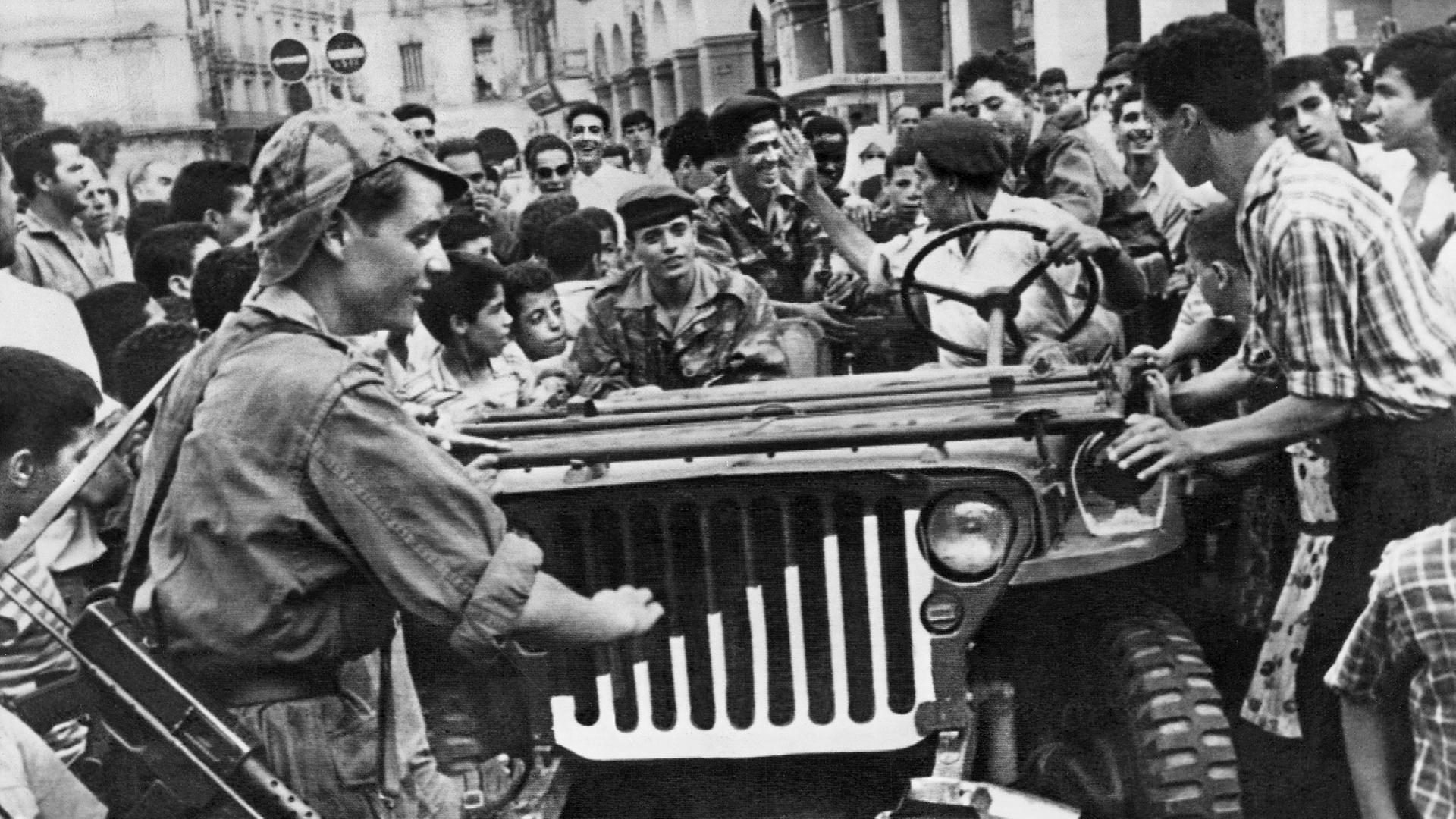 Anhänger der Algerischen Nationalen Befreiungsfront (FLN) feiern in der Hauptstadt Algier am 5. Juli 1962 die Unabhängigkeit von Frankreich. 