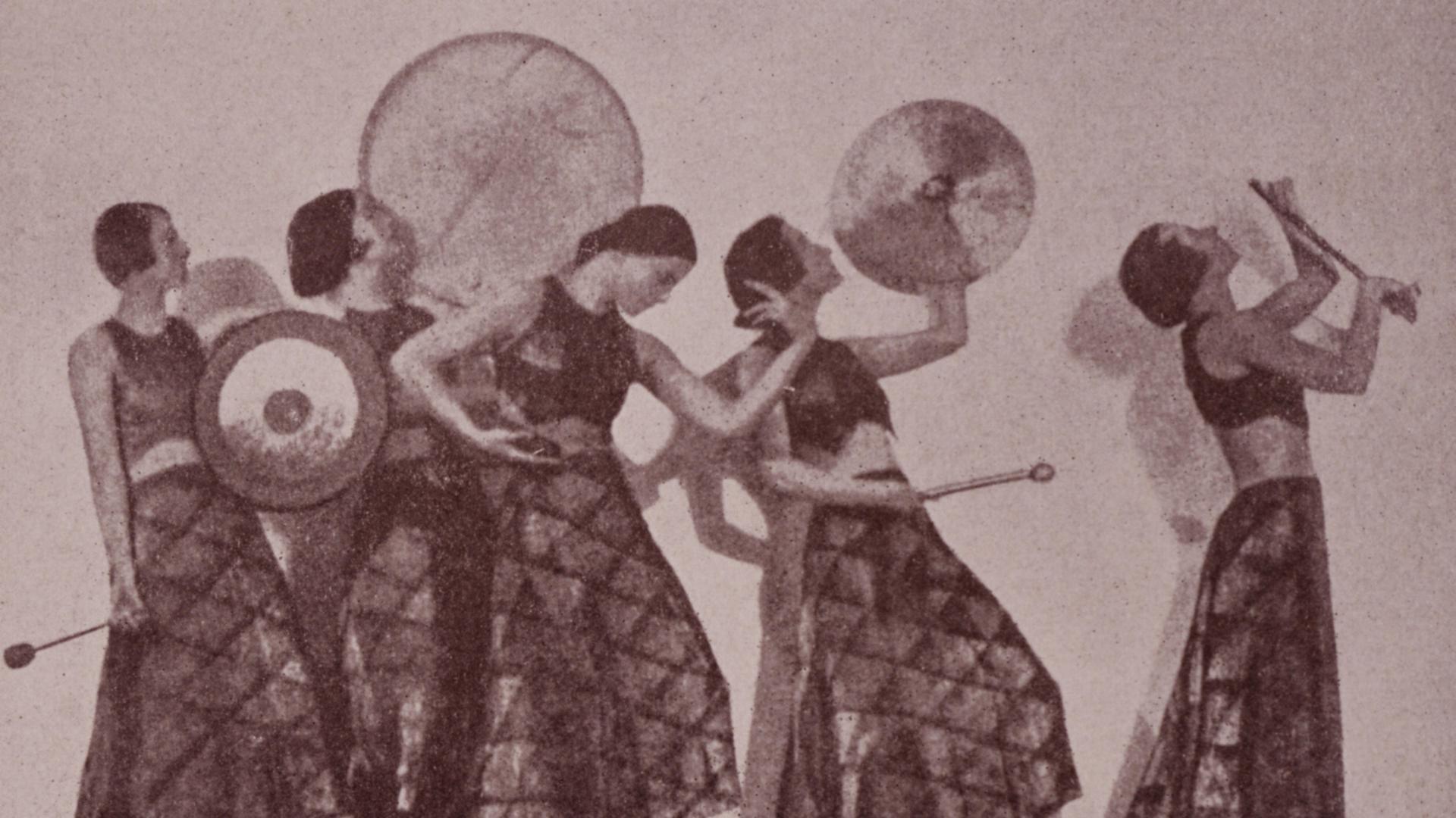 Eine Bewegunsstudie zeigt Studierende der Mary Wigman Tanzschule in den 1920er Jahren.