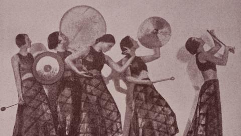 Eine Bewegunsstudie zeigt Studierende der Mary Wigman Tanzschule in den 1920er Jahren.