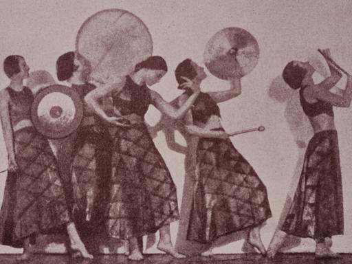 Eine Bewegunsstudie zeigt Studierende der Mary Wigman Tanzschule in den 1920er Jahren.