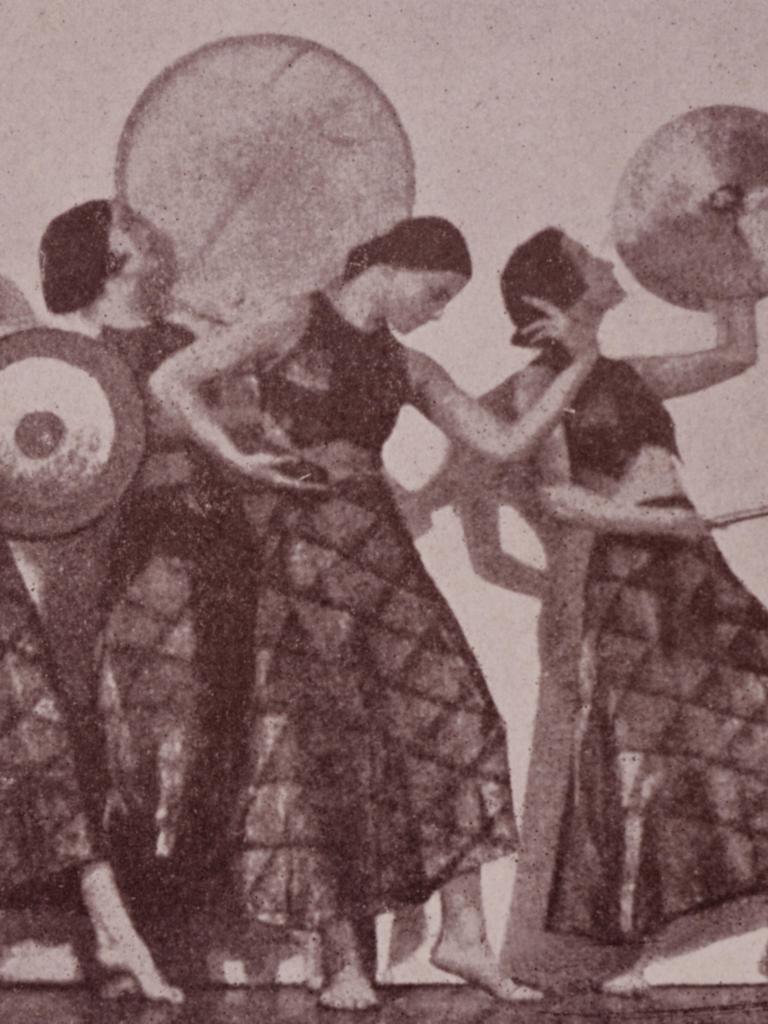 Eine Bewegunsstudie zeigt Studierende der Mary Wigman Tanzschule in den 1920er Jahren.