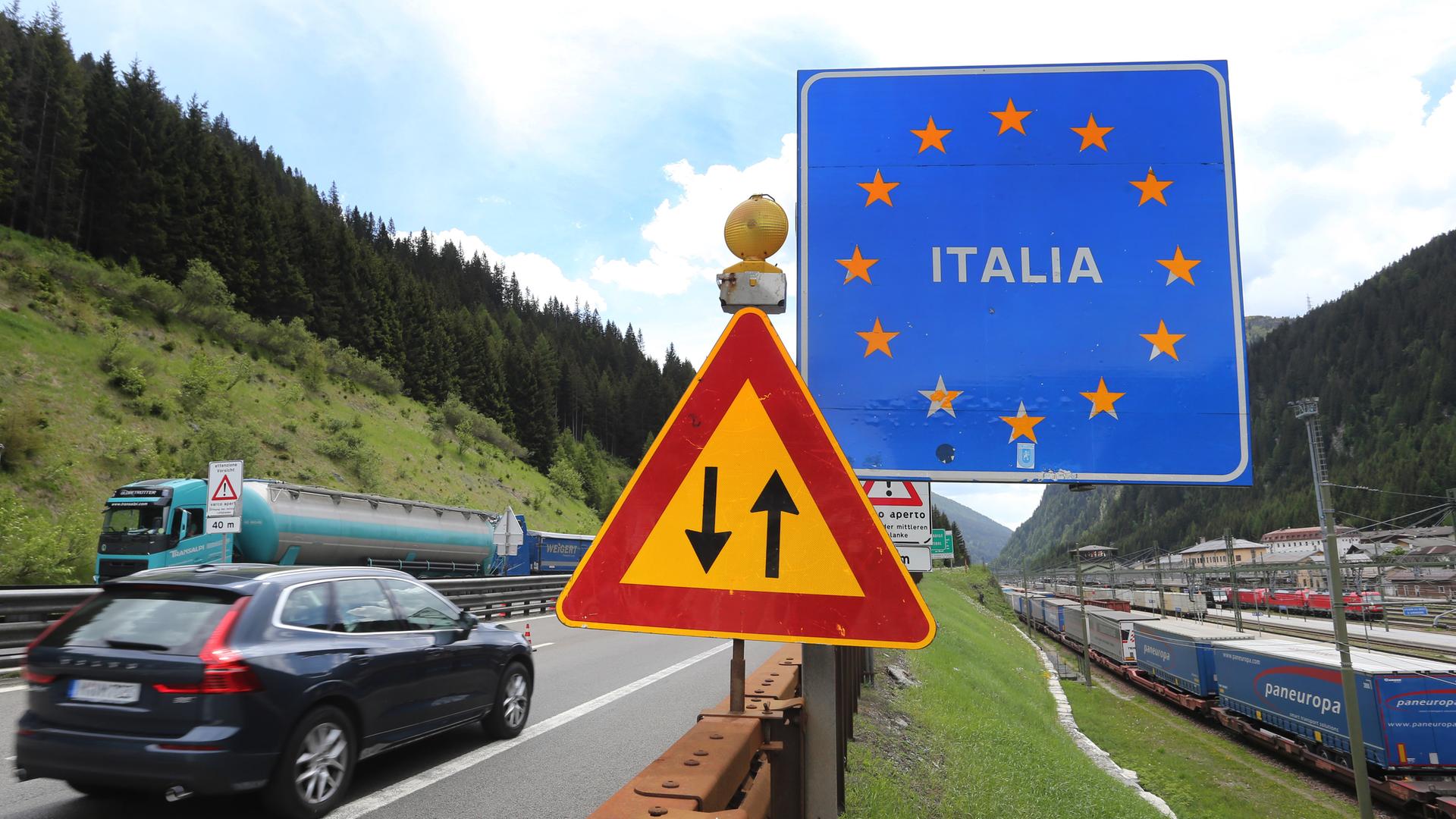Das Bild zeigt Autos und Lkw, die nach Italien fahren und aus Italien kommen.