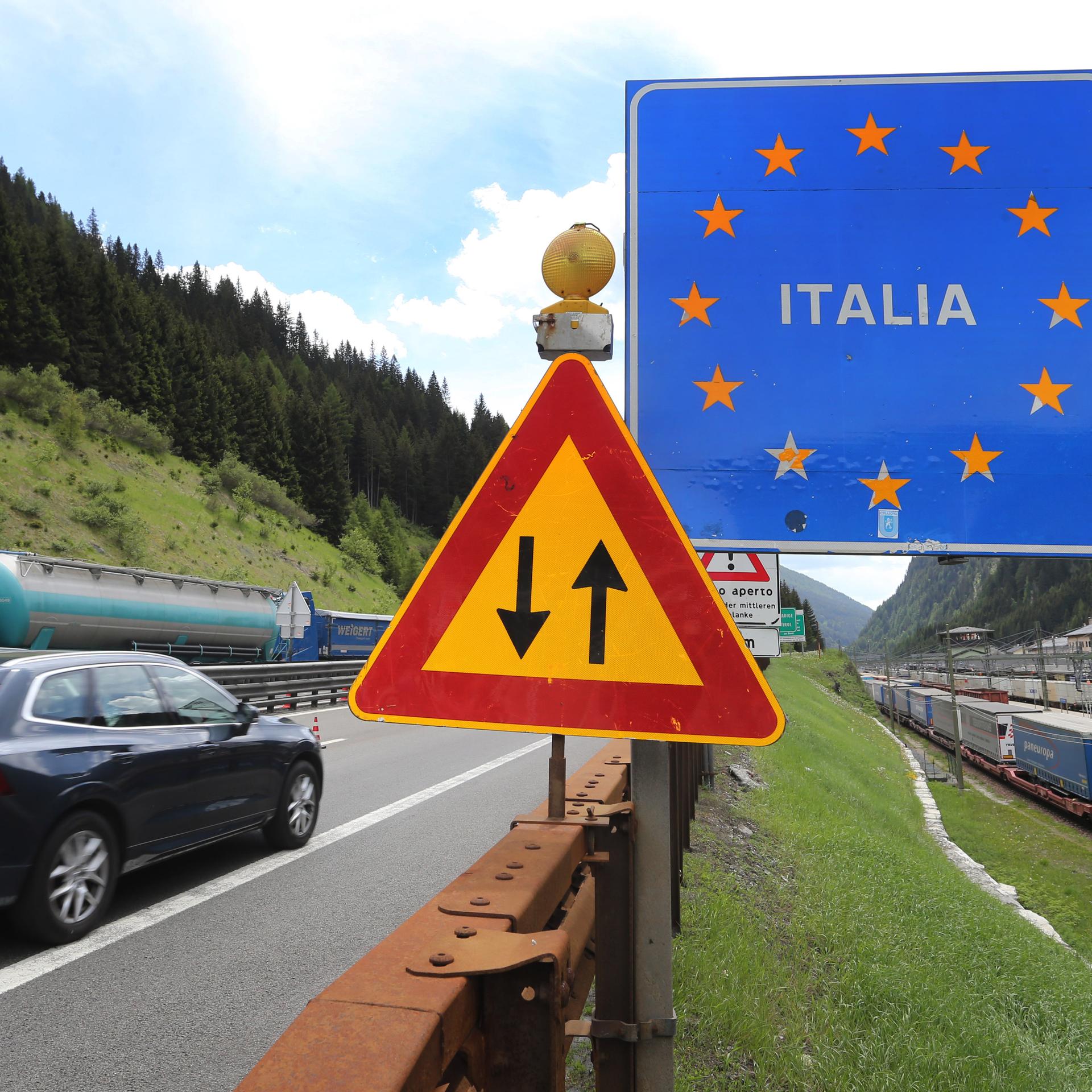 Das Bild zeigt Autos und Lkw, die nach Italien fahren und aus Italien kommen.