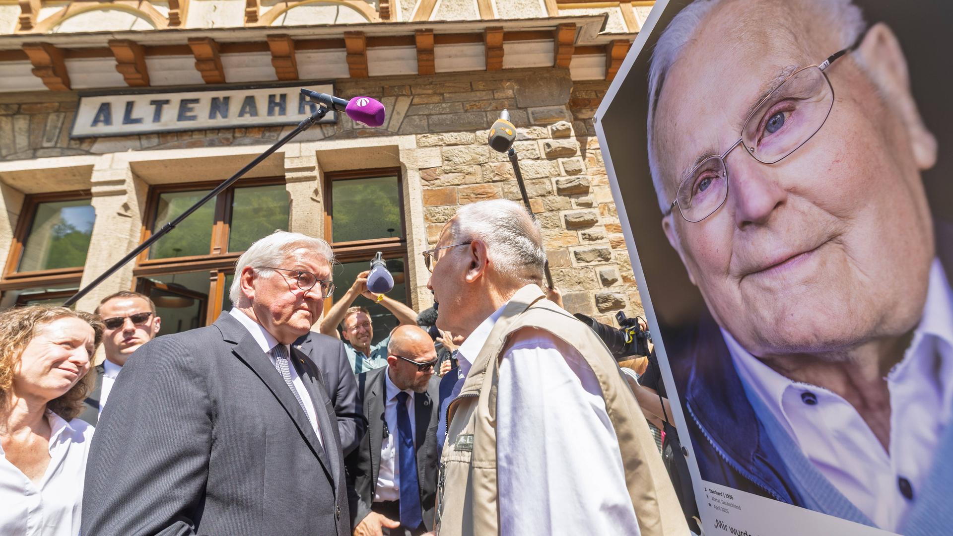 Bundespräsident Frank-Walter Steinmeier spricht mit Personen bei der Eröffnung der Freilichtausstellung "We AHR strong. Fünf Jahre, ein neuer Blick" in Altenahr. Bundespräsident Frank-Walter Steinmeier spricht mit Personen bei der Eröffnung der Freilichtausstellung "We AHR strong. Fünf Jahre, ein neuer Blick" in Altenahr.