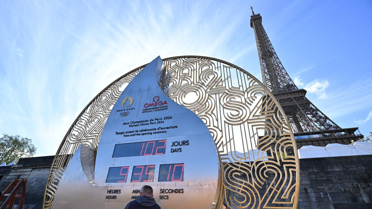 Eine Uhr am Seine-Ufer zählt die Stunden bis zur Eröffnung der Olympischen Sommerspiele in Paris 2024. Im Hintergrund der Eiffelturm.