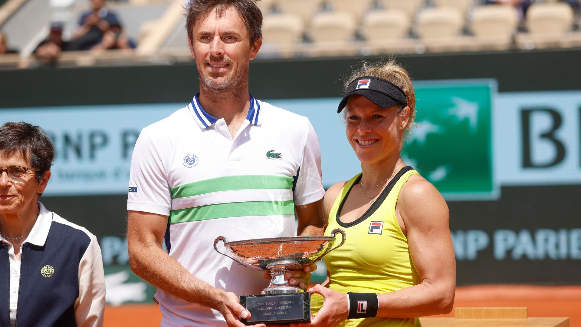 Laura Siegemund und der Franzose Edouard Roger-Vasselin feiern ihren Mixed-Sieg bei den French Open.