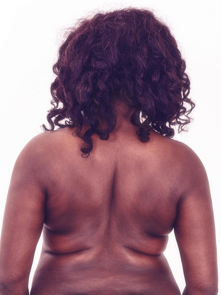 Rücken einer dunkelhäutigen Frau.