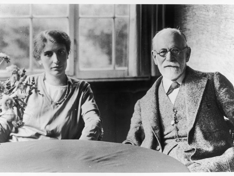 Anna Freud mit ihrem Vater Sigmund in einer Aufnahme aus dem Jahr 1928