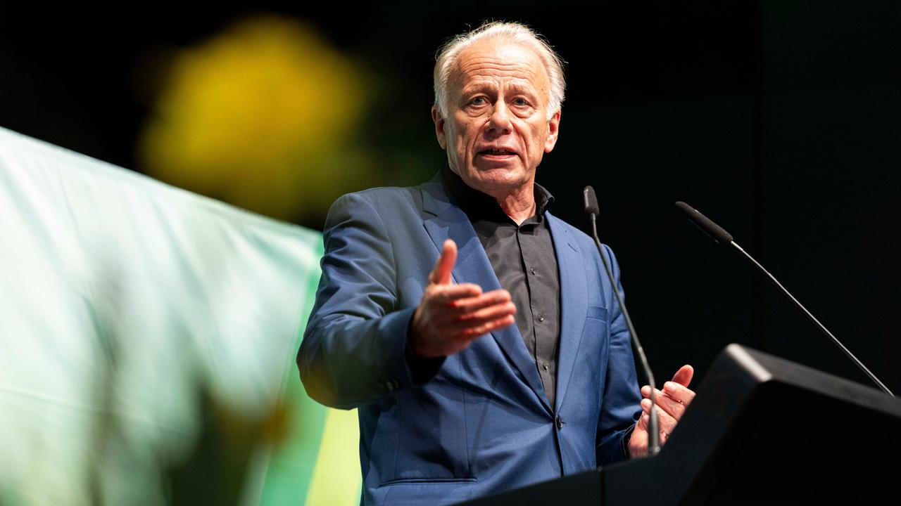 Der Grünen-Politiker Jürgen Trittin Jürgen Trittin (Bündnis 90/Die Grünen) steht am Rednerpult und gestikuliert