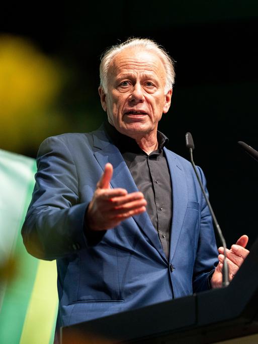 Der Grünen-Politiker Jürgen Trittin Jürgen Trittin (Bündnis 90/Die Grünen) steht am Rednerpult und gestikuliert