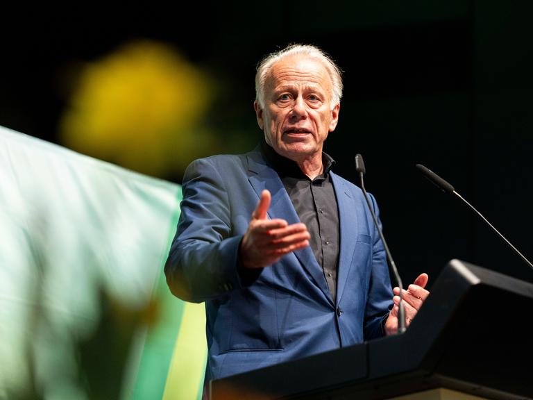 Der Grünen-Politiker Jürgen Trittin Jürgen Trittin (Bündnis 90/Die Grünen) steht am Rednerpult und gestikuliert
