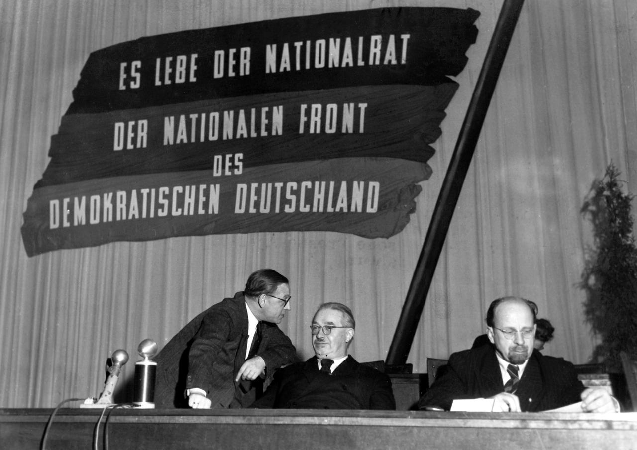 Walter Ulbricht (r) 1950 in Berlin bei einer Arbeitstagung der sogenannten Nationalen Front