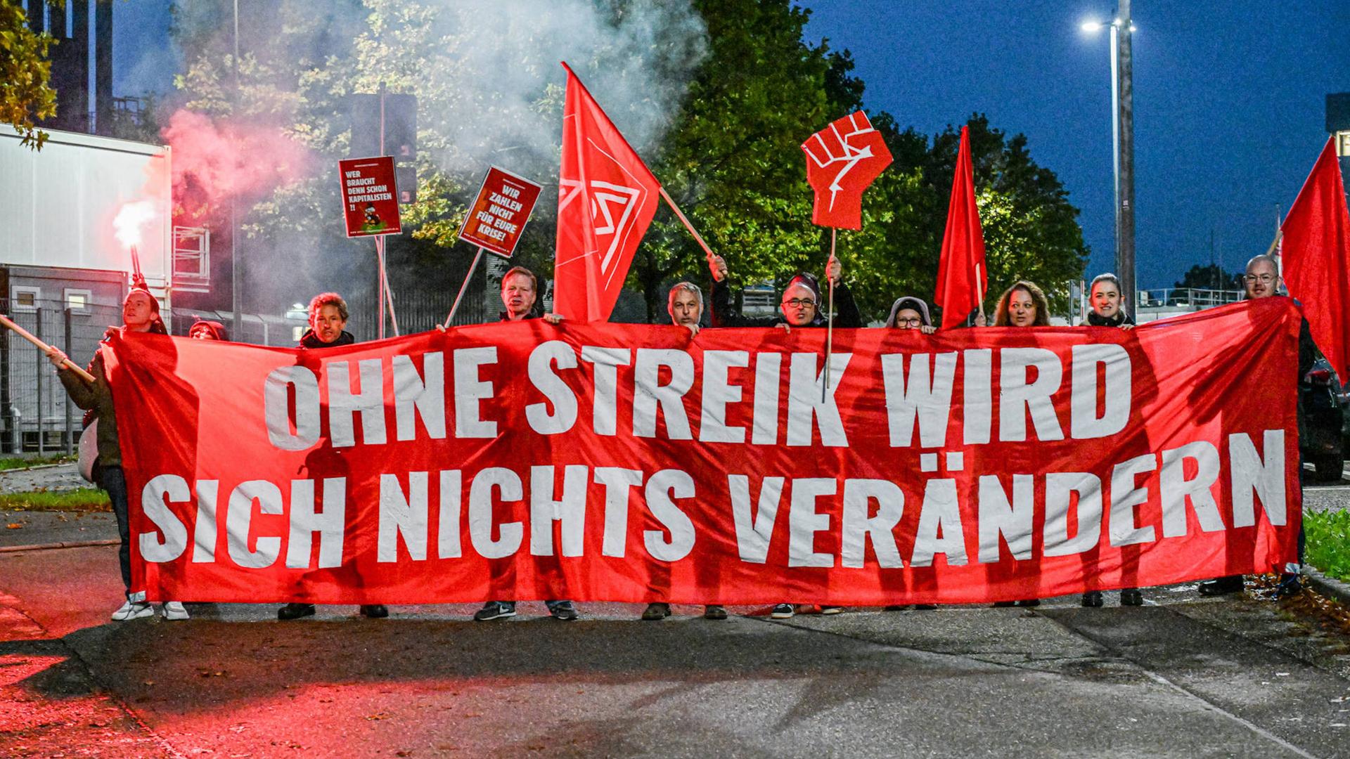 Massiver Stellenabbau bei Bosch: Beschäftigte protestieren mit roten Fahnen am Standort Waiblingen