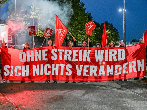 Massiver Stellenabbau bei Bosch: Beschäftigte protestieren mit roten Fahnen am Standort Waiblingen Massiver Stellenabbau bei Bosch: Beschäftigte protestieren mit roten Fahnen am Standort Waiblingen
