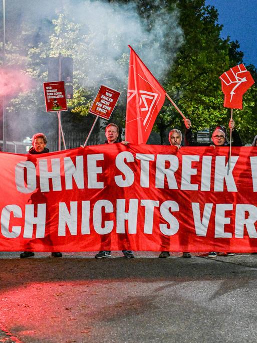 Massiver Stellenabbau bei Bosch: Beschäftigte protestieren mit roten Fahnen am Standort Waiblingen Massiver Stellenabbau bei Bosch: Beschäftigte protestieren mit roten Fahnen am Standort Waiblingen