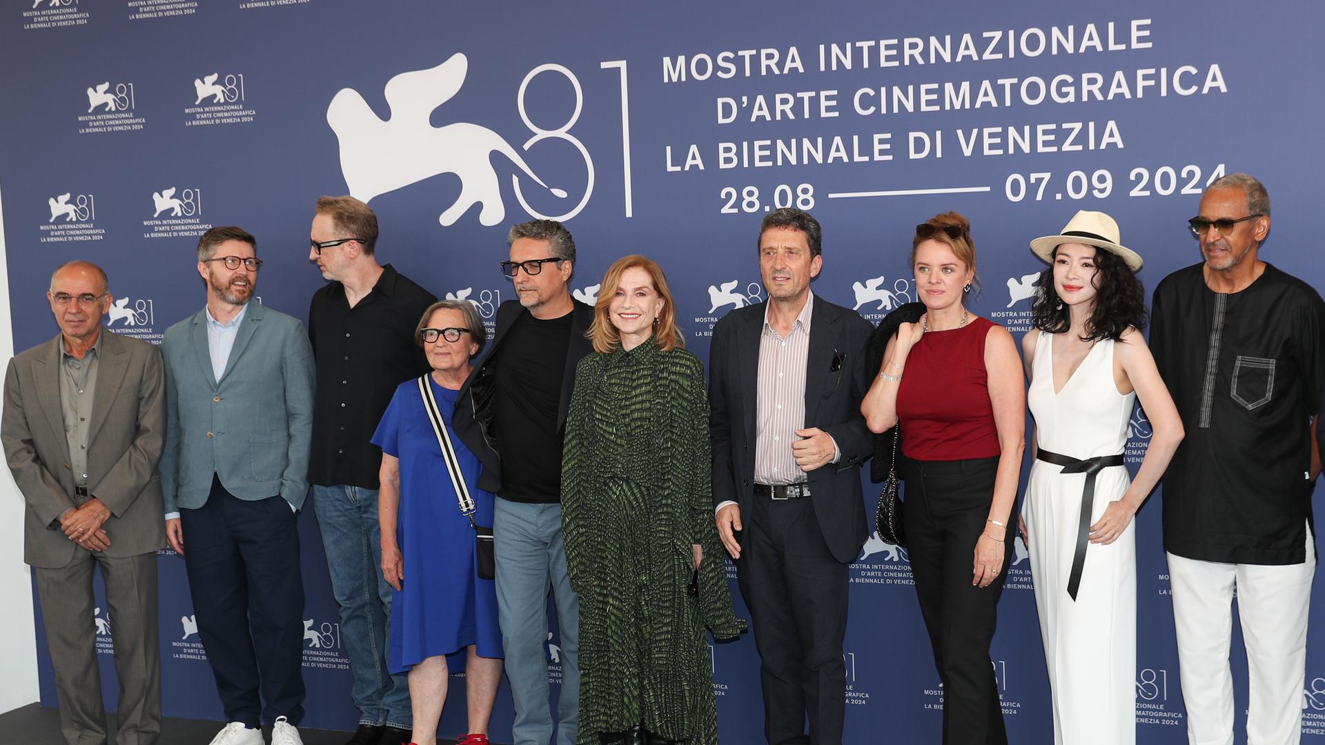 Die Mitglieder der Jury des 81. Filmfestivals von Venedig stehen bei einem Fototermin während der 81. Internationalen Filmfestspiele. 