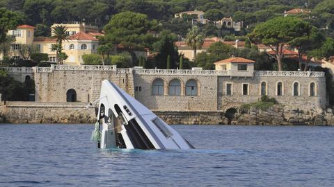 Aus dem Wasser ragender Bug einer gesunkenen Motoryacht vor der franzöischen Küste im Mittelmeer