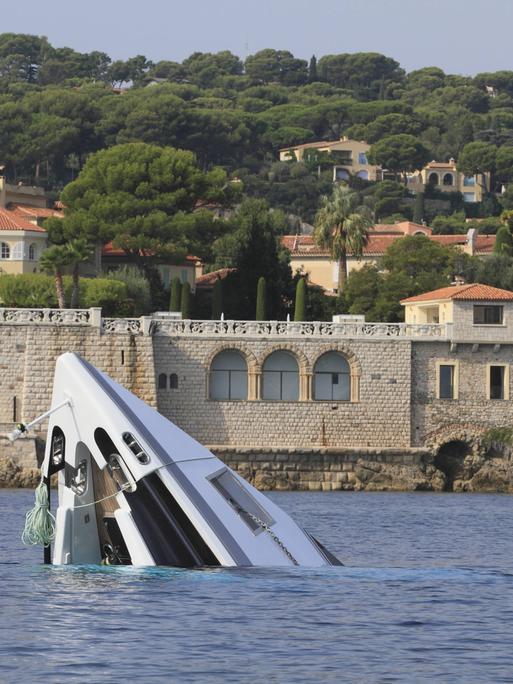 Aus dem Wasser ragender Bug einer gesunkenen Motoryacht vor der franzöischen Küste im Mittelmeer