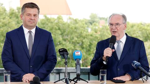 Sven Schulze (links) und Reiner Haseloff (rechts) bei der Pressekonferenz zur Entscheidung über den Spitzenkandidaten der CDU zur Landtagswahl Sachsen-Anhalt 2026 Sven Schulze (links) und Reiner Haseloff (rechts) bei der Pressekonferenz zur Entscheidung über den Spitzenkandidaten der CDU zur Landtagswahl Sachsen-Anhalt 2026