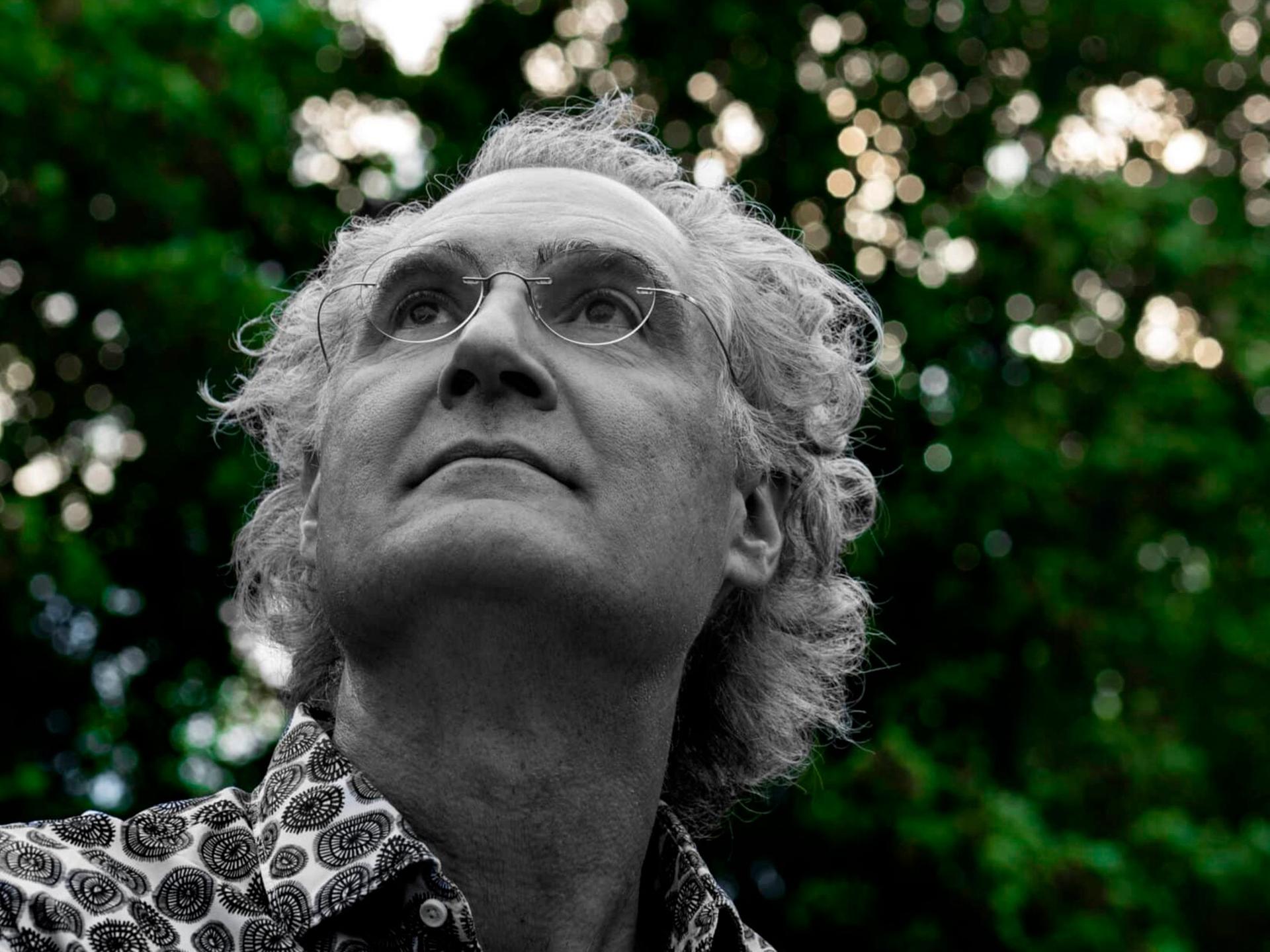 Matthias Kirschnereit blickt in den Himmel vor einer Baumgruppe, während diese grün erscheint, ist er in schwarz-weiß zu sehen. Matthias Kirschnereit blickt in den Himmel vor einer Baumgruppe, während diese grün erscheint, ist er in schwarz-weiß zu sehen.