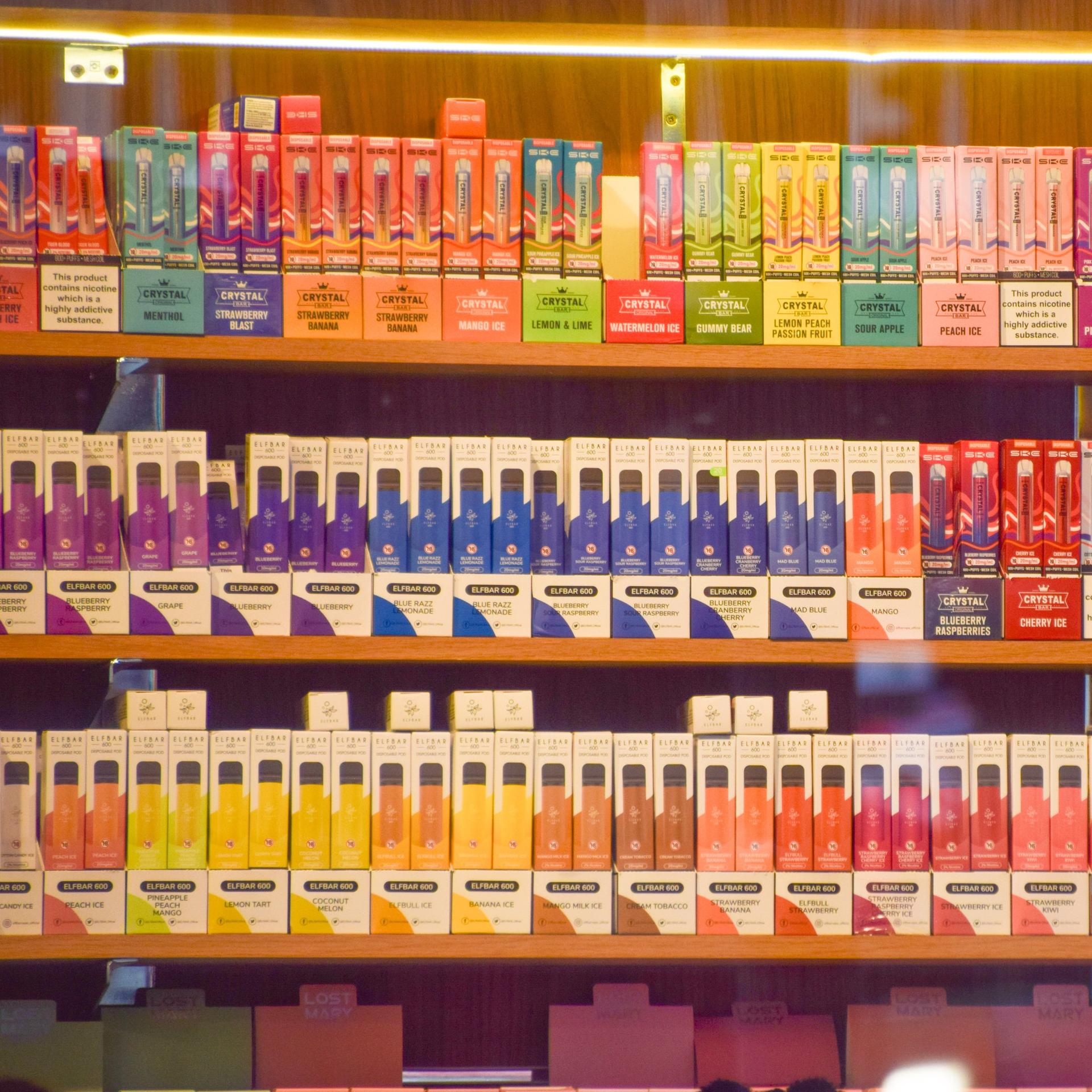 Reihen voller Vapes in bunten Verpackungen in einem Geschäft in London
