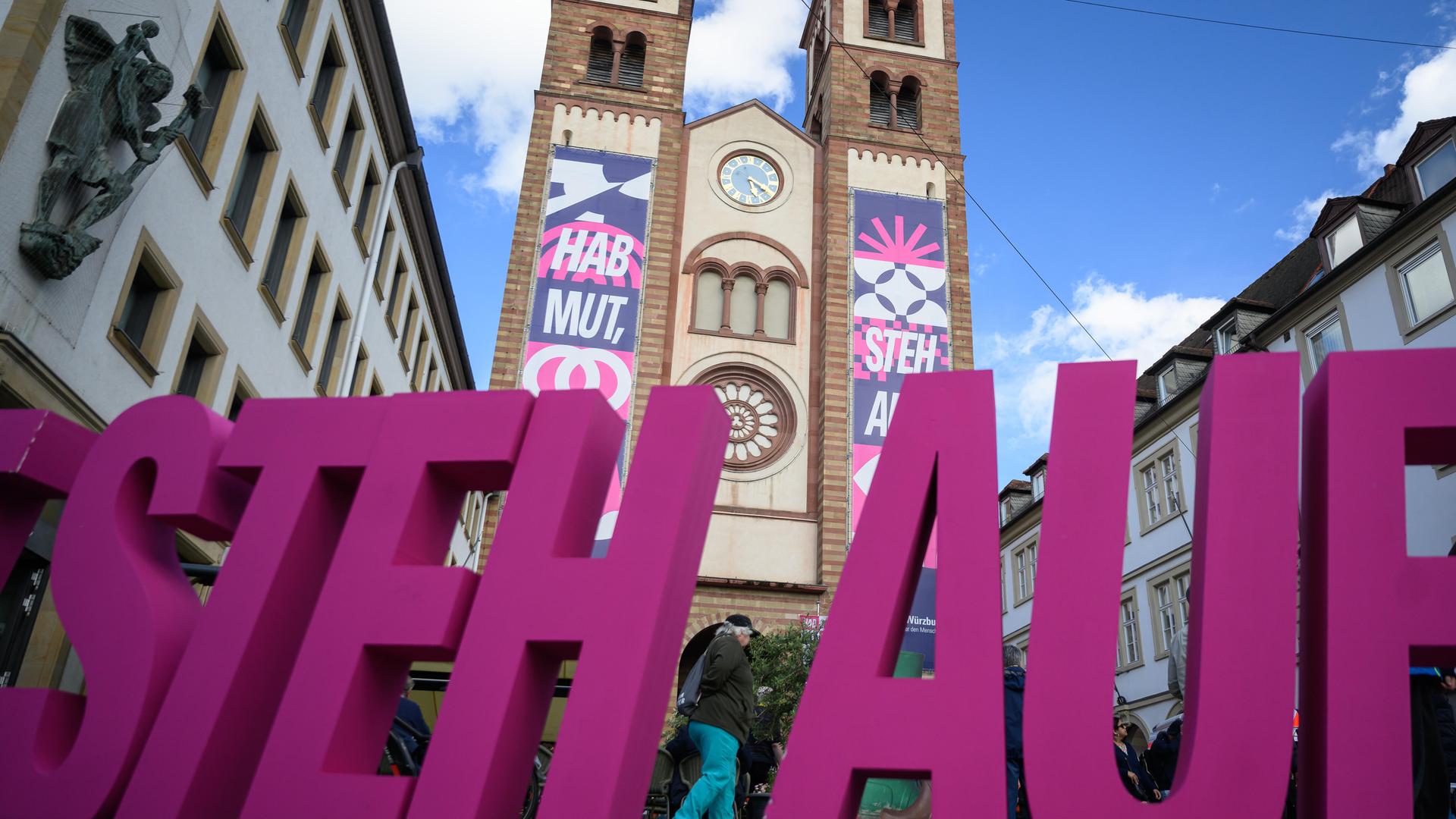 Schriftzug "Hab Mut, steh auf!" vor dem Kiliansdom in Würzburg